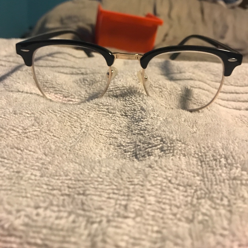 Horn rimmed glasses